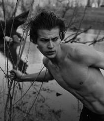米兰时装男模Bastien De Bels户外沼泽地绿叶中裸身黑白写真图片组图2
