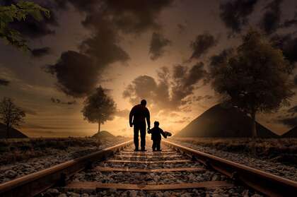 黄昏，行走在铁路铁轨的一对父子唯美剪影壁纸图片