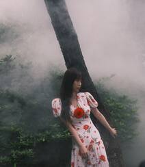 虞书欣在雾气袅绕的微光森林中 身着玫瑰花长裙安静优雅写真图片组图2