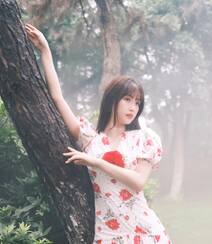 虞书欣在雾气袅绕的微光森林中 身着玫瑰花长裙安静优雅写真图片组图4