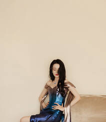 迪丽热巴蓝色渐变人鱼裙礼服穿搭优雅性感沙发写真图片组图7
