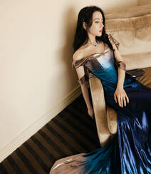 迪丽热巴蓝色渐变人鱼裙礼服穿搭优雅性感沙发写真图片组图8