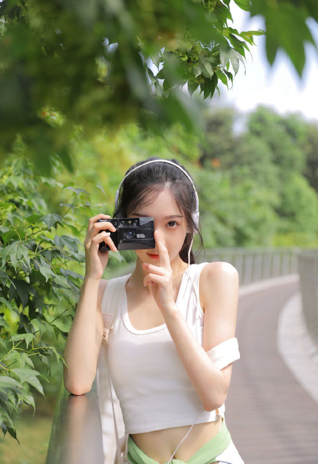 黑直长发马尾辫发型可爱元气美少女紧身白背心牛仔短裤穿着清新街拍图片套图4