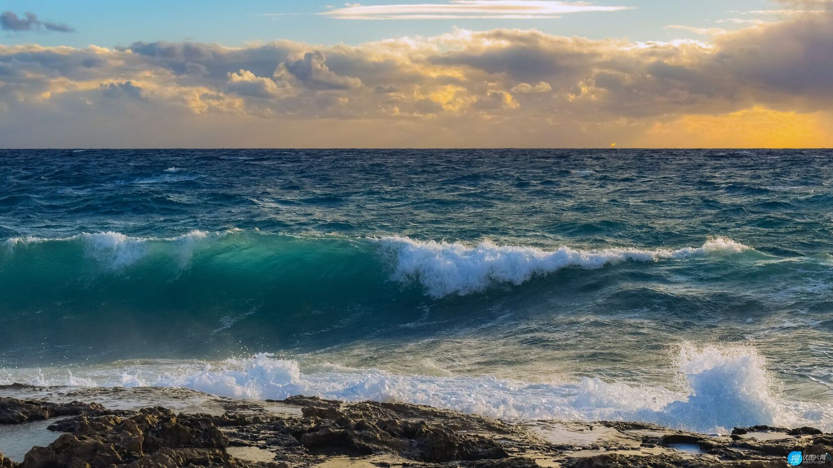 被云朵遮住太阳的蓝色大海，海浪，礁石滩，唯美海平面高清桌面壁纸图片第1张图片