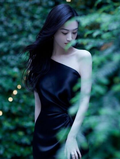 景甜性感黑色斜肩开叉丝滑绢感裙高清气质写真照