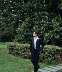 帅哥杨洋小西装黑白搭户外写真，在绿树成荫中步行的翩翩少年！组图3