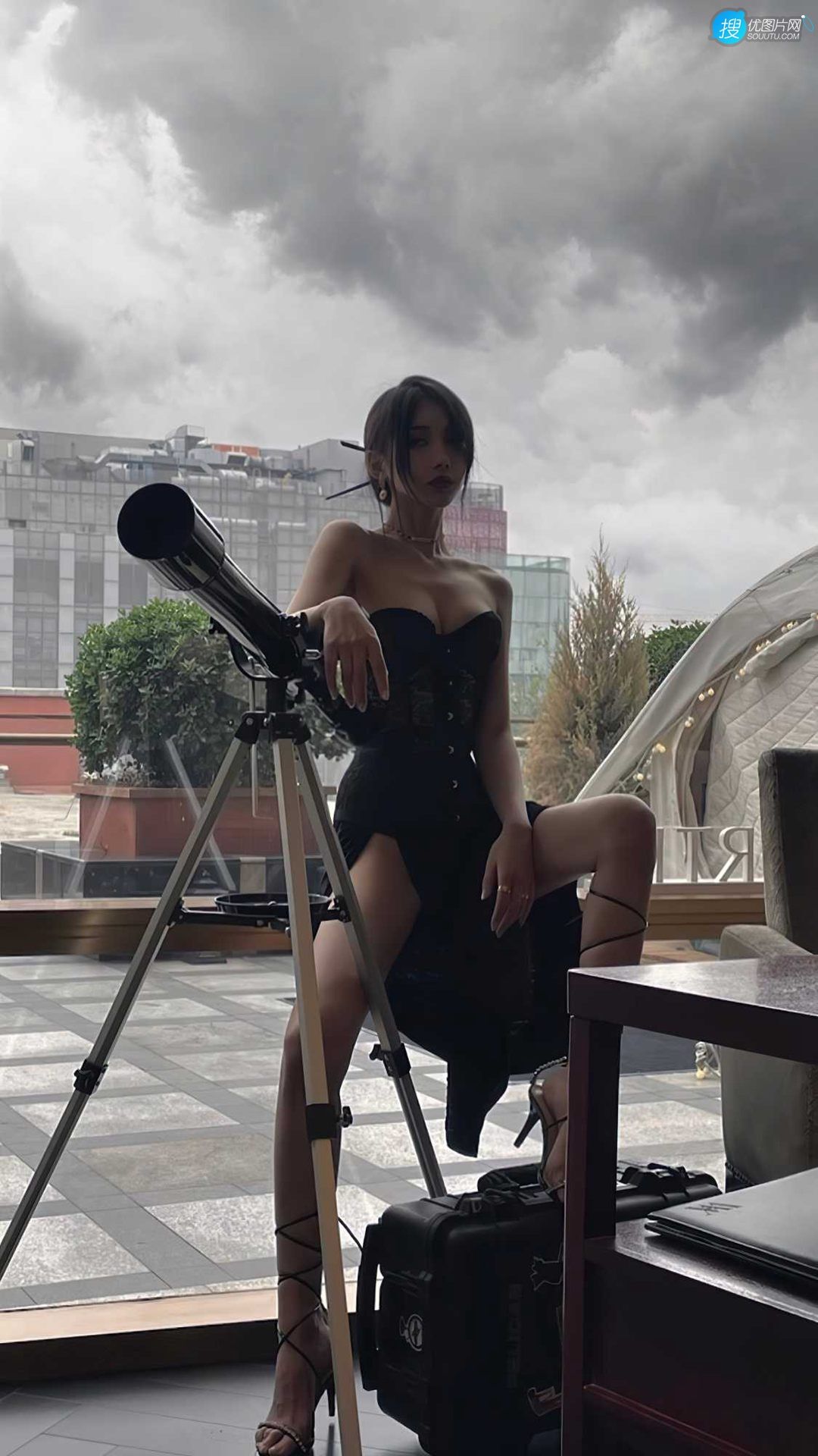 坐在天文望远镜前的性感黑裙大长腿美女手机壁纸图片