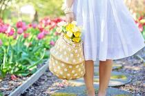 赤脚行走在郁金香花田中，手提花篮的白裙少女高清桌面壁纸图片