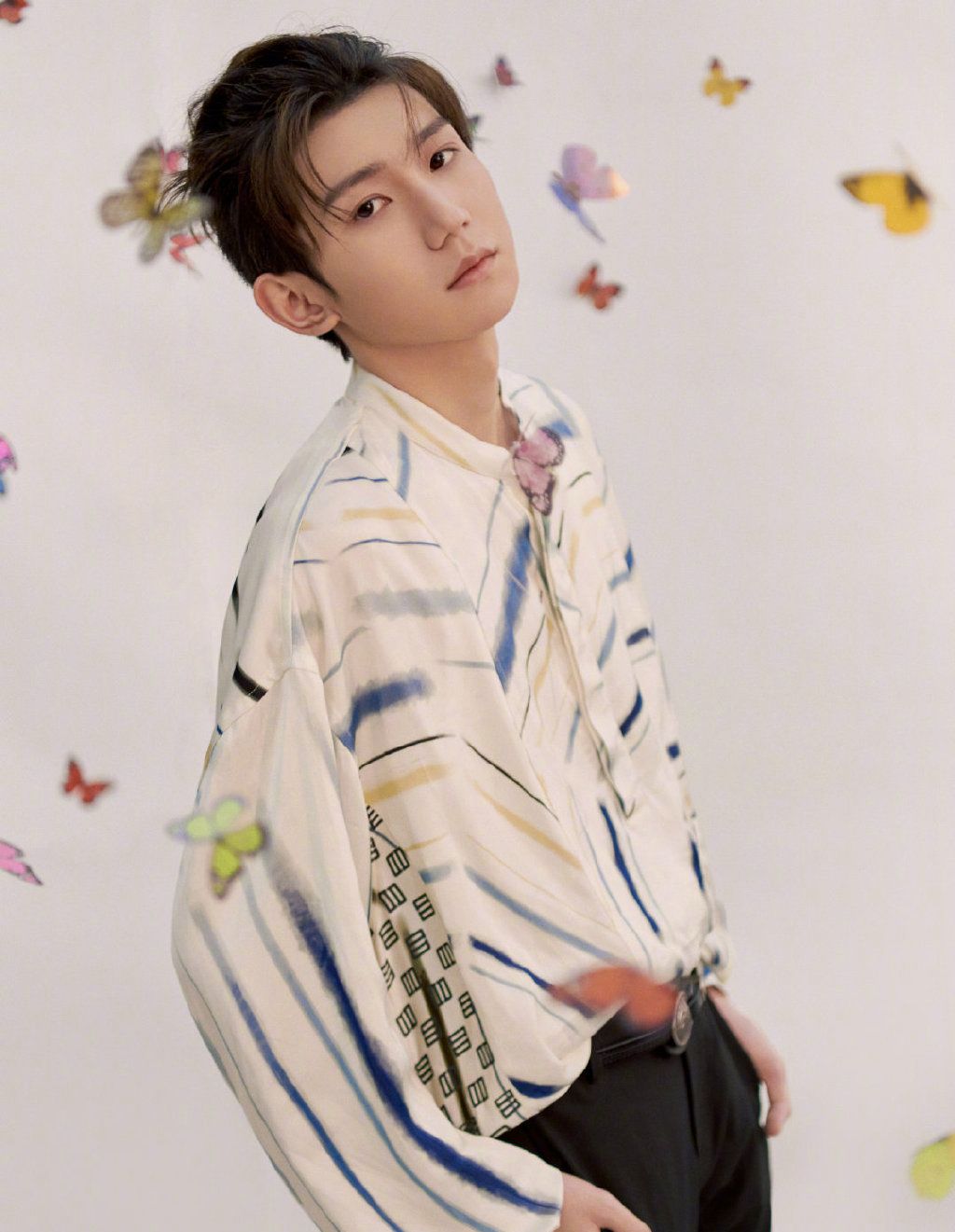 被蝴蝶环绕的少年，王源清新帅气白色印花衬衫穿着写真图片图片