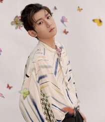 被蝴蝶环绕的少年，王源清新帅气白色印花衬衫穿着写真图片组图2