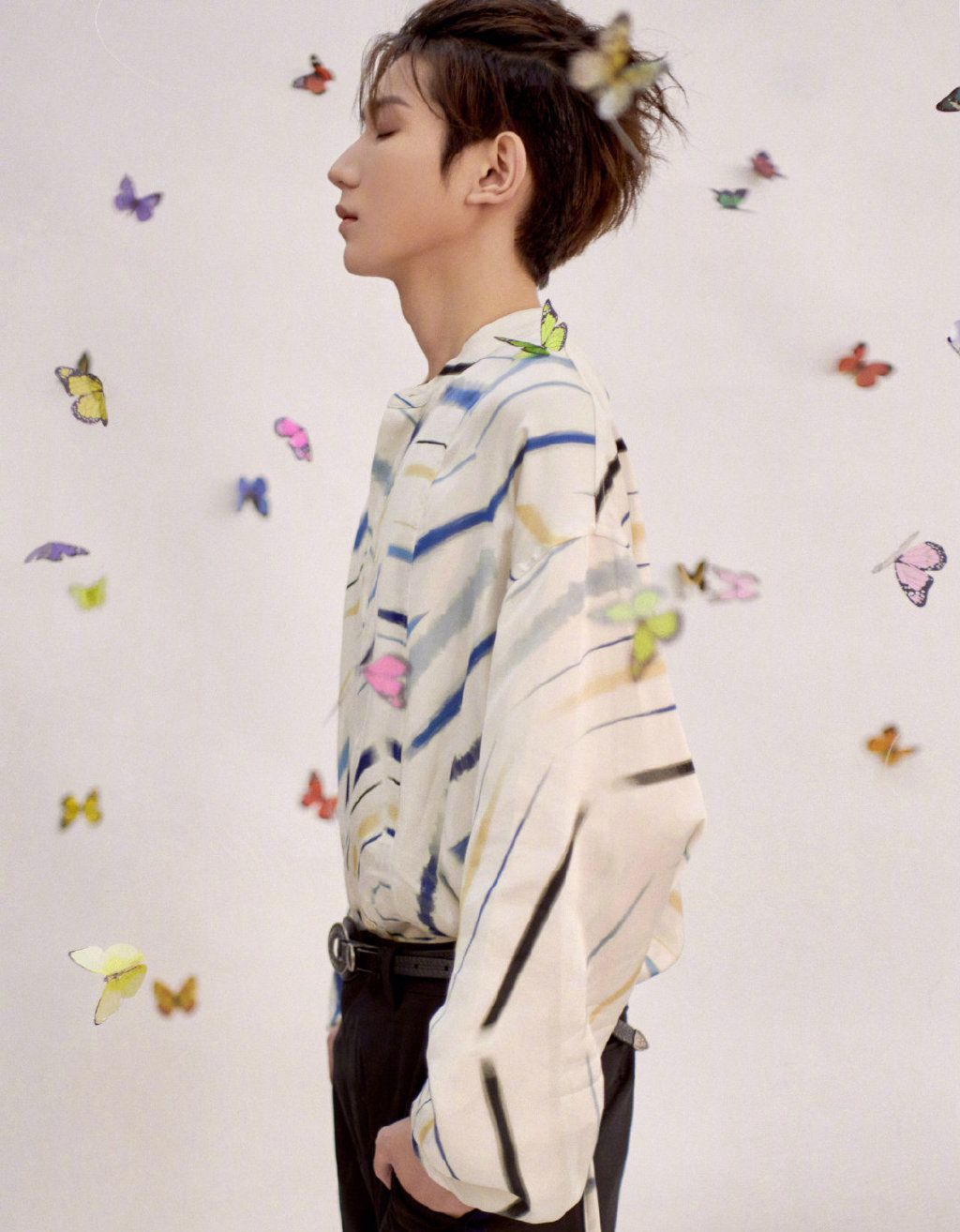 被蝴蝶环绕的少年，王源清新帅气白色印花衬衫穿着写真图片图片