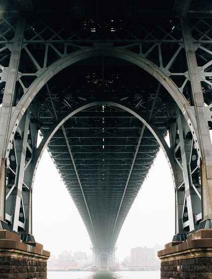 金属结构，钢结构的大桥，桥底，桥身创意设计图片