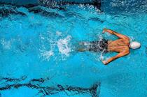 游泳运动，清澈泳池里的游泳运动员唯美高清桌面壁纸图片