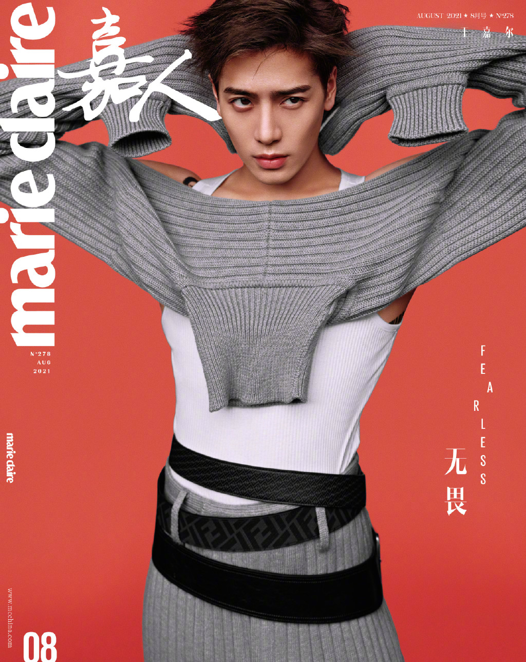 王嘉尔酷帅T恤毛衫简单穿搭，尽显完美肌肉线条写真杂志图片图片