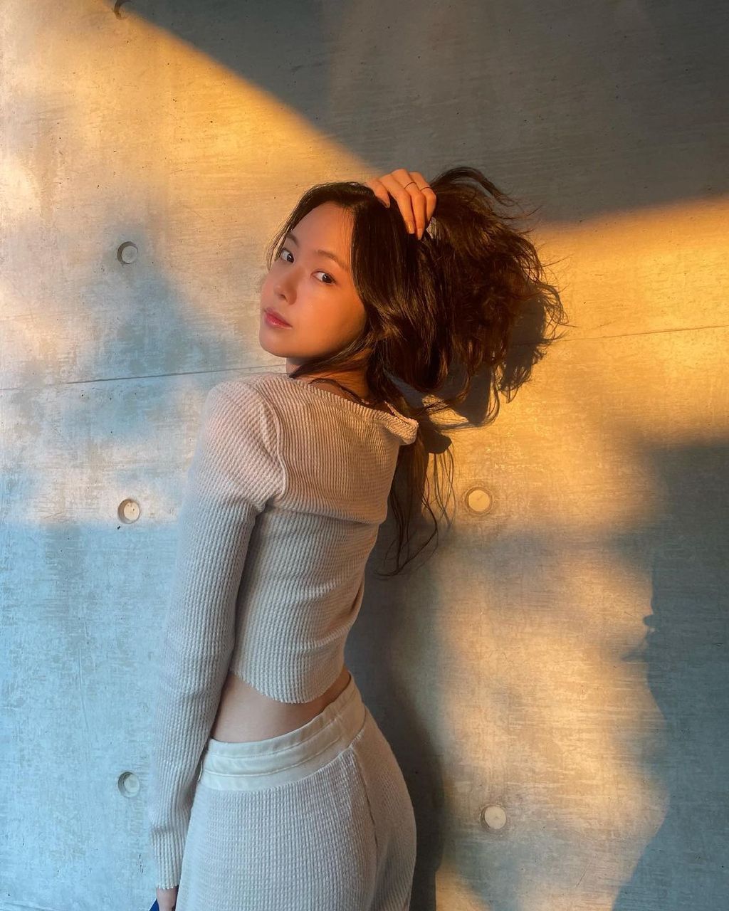 韩国美女明星孙娜恩享受夕阳微照软糯气质户外写真美照图片