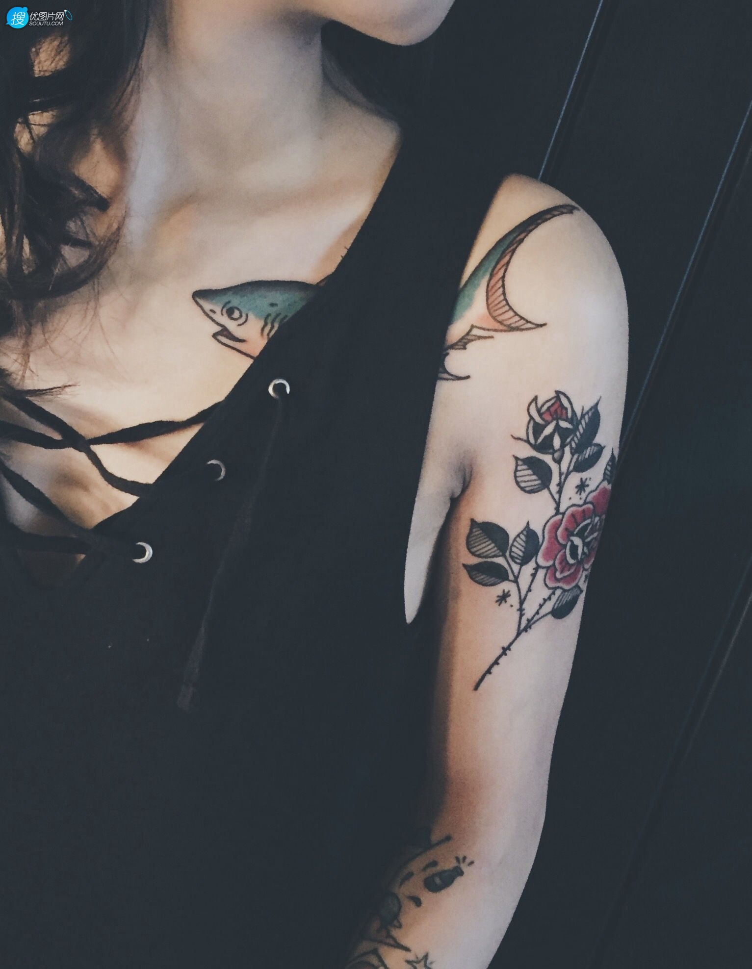 鲨鱼纹身，玫瑰纹身 性感女生肩部胸前的彩绘鲨鱼和玫瑰纹身图案图片第1张图片
