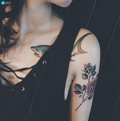 鲨鱼纹身，玫瑰纹身 性感女生肩部胸前的彩绘鲨鱼和玫瑰纹身图案图片