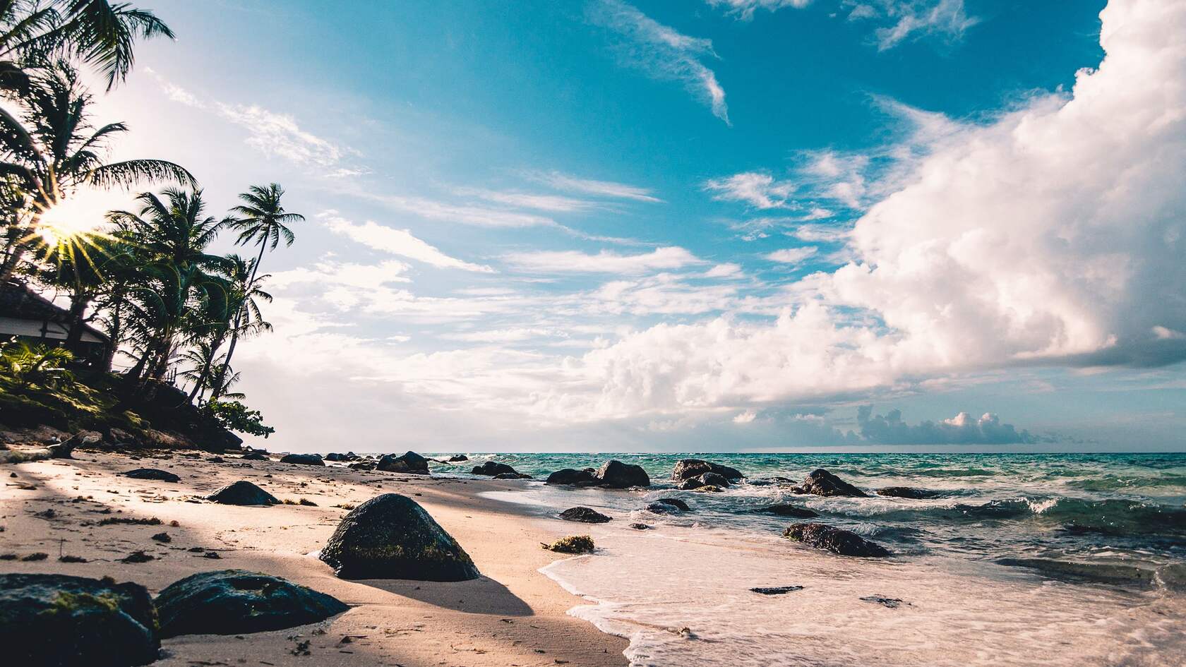 蓝天，白云，海浪，沙滩，礁石，椰树，唯美海边景色壁纸图片第1张图片
