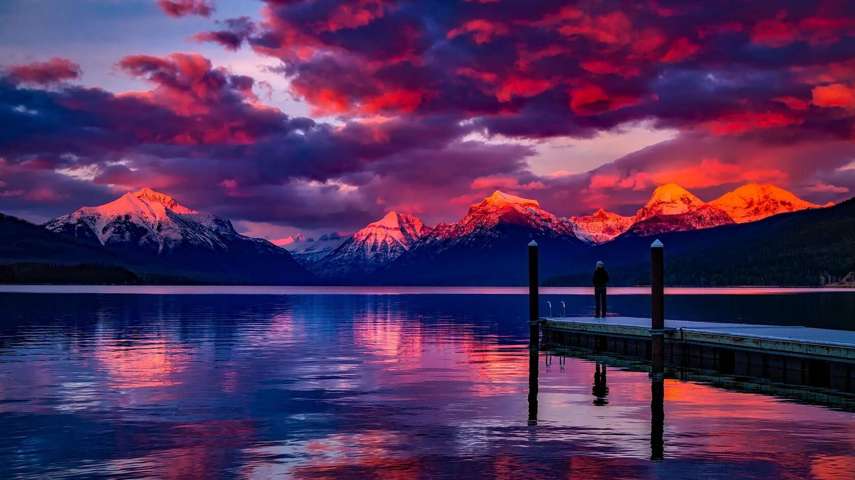 静谧的山水，波光粼粼的湖面，木栈道，人，火烧云，唯美山水景色壁纸第1张图片