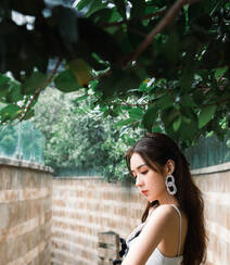 郑合惠子黑白拼接吊带裙穿搭复古胶片质感旅拍写真美照组图3
