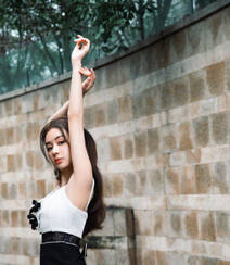 郑合惠子黑白拼接吊带裙穿搭复古胶片质感旅拍写真美照组图6