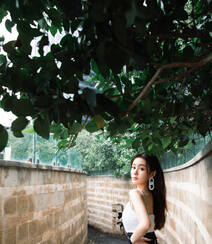 郑合惠子黑白拼接吊带裙穿搭复古胶片质感旅拍写真美照组图9