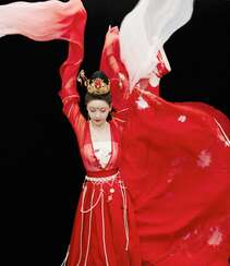 姜贞羽古装红装打扮翩翩起舞韵味十足写真美照组图2