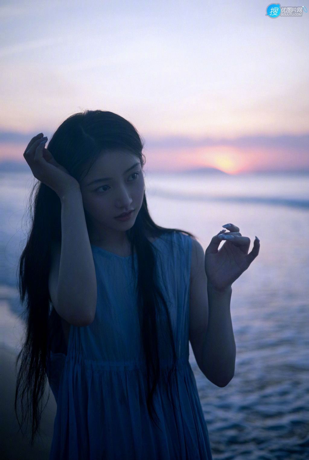 姜贞羽淡蓝色长裙着身海边玩沙戏浪超开心浪漫夏日写真美照图片
