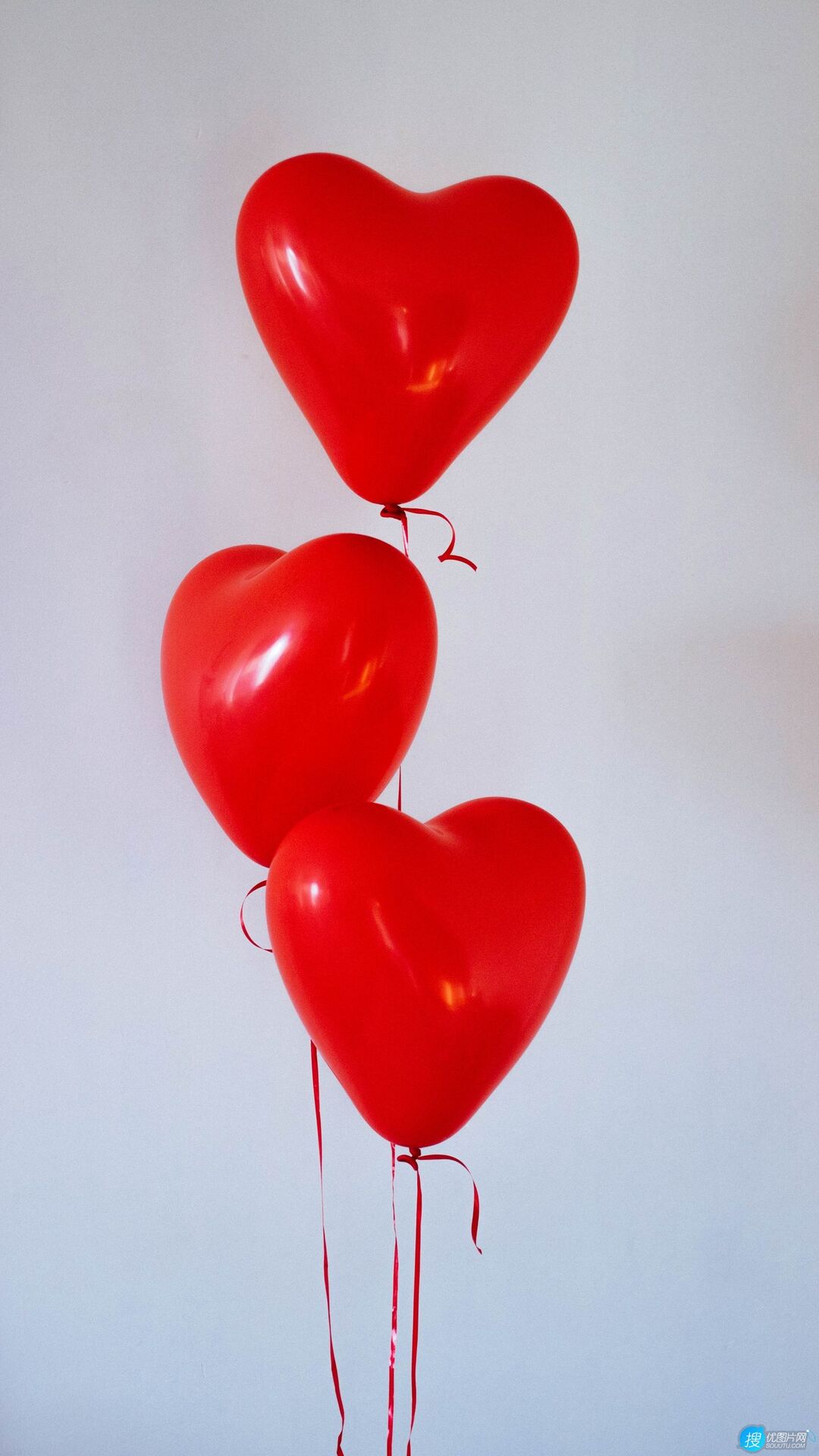 三个可爱的红色爱心气球手机壁纸图片