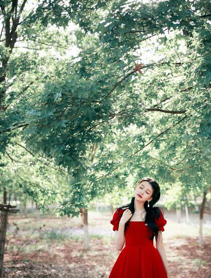 孙怡娇滴滴红裙着身化身森林小公主唯美高清写真图片