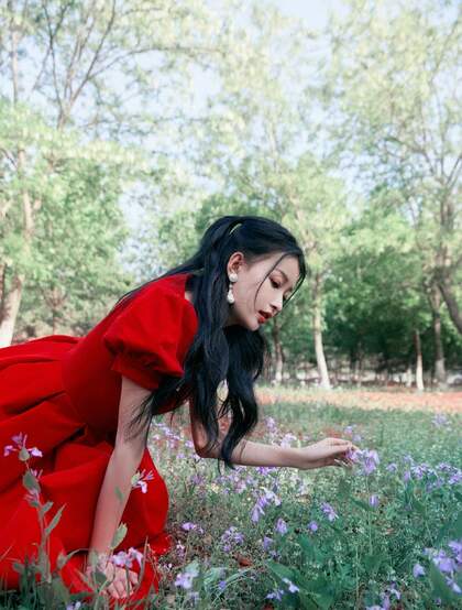 孙怡娇滴滴红裙着身化身森林小公主唯美高清写真图片