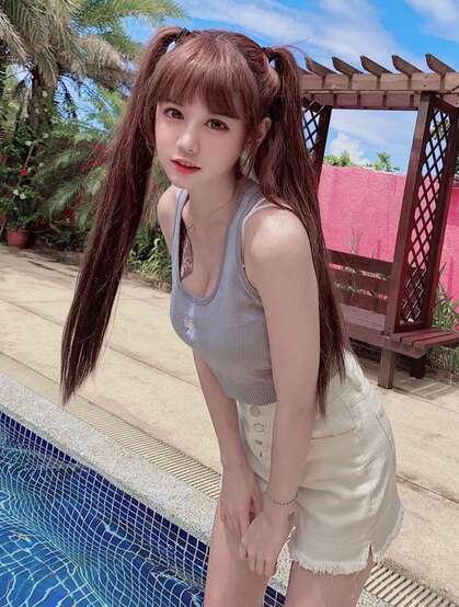 可爱齐刘海发型的台湾人气美女主播依渟性感甜美自拍生活照图片集