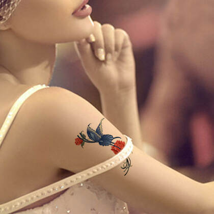蝶恋花纹身，女生胳膊上的彩绘蝴蝶和玫瑰花精美纹身小图案图片
