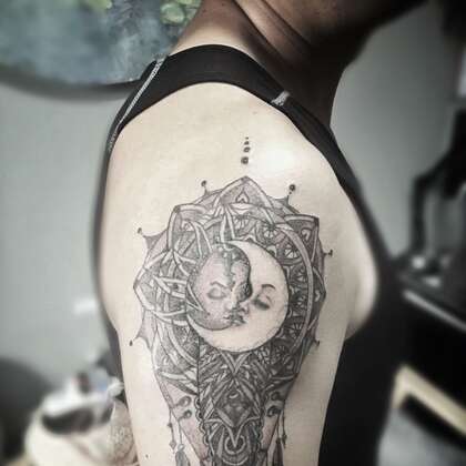 黑白日月点刺纹身，纹在男生胳膊上的日月纹身大图案图片