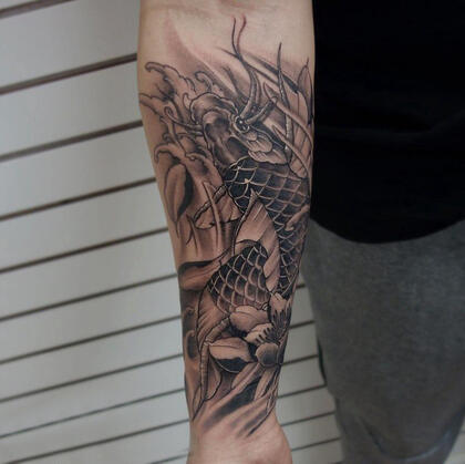 鲤鱼纹身，纹在男生手臂的大鲤鱼纹身图案图片欣赏