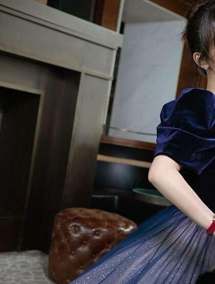 杨紫身着拼接公主裙化身文艺系少女钢琴前写真图片