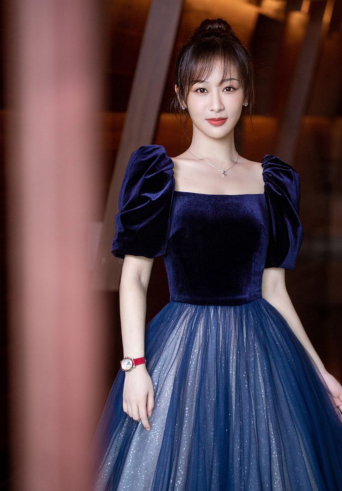 杨紫身着拼接公主裙化身文艺系少女钢琴前写真图片图片