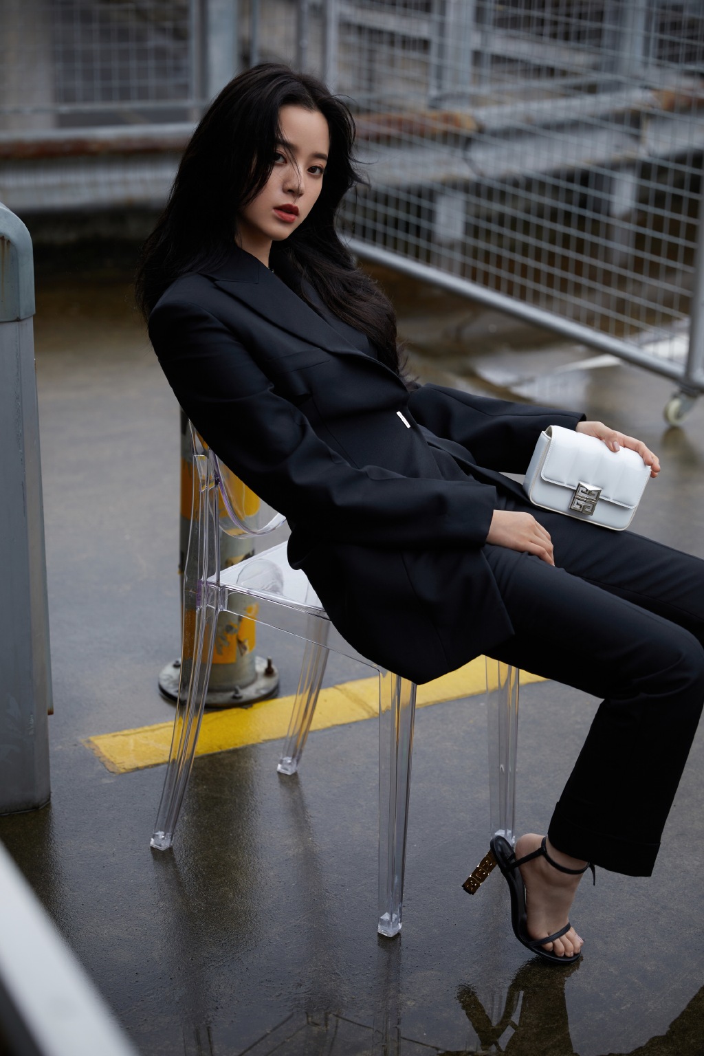 欧阳娜娜全黑西服套装着身化身酷女孩天台停车场写真靓照图片