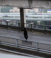 欧阳娜娜全黑西服套装着身化身酷女孩天台停车场写真靓照组图9