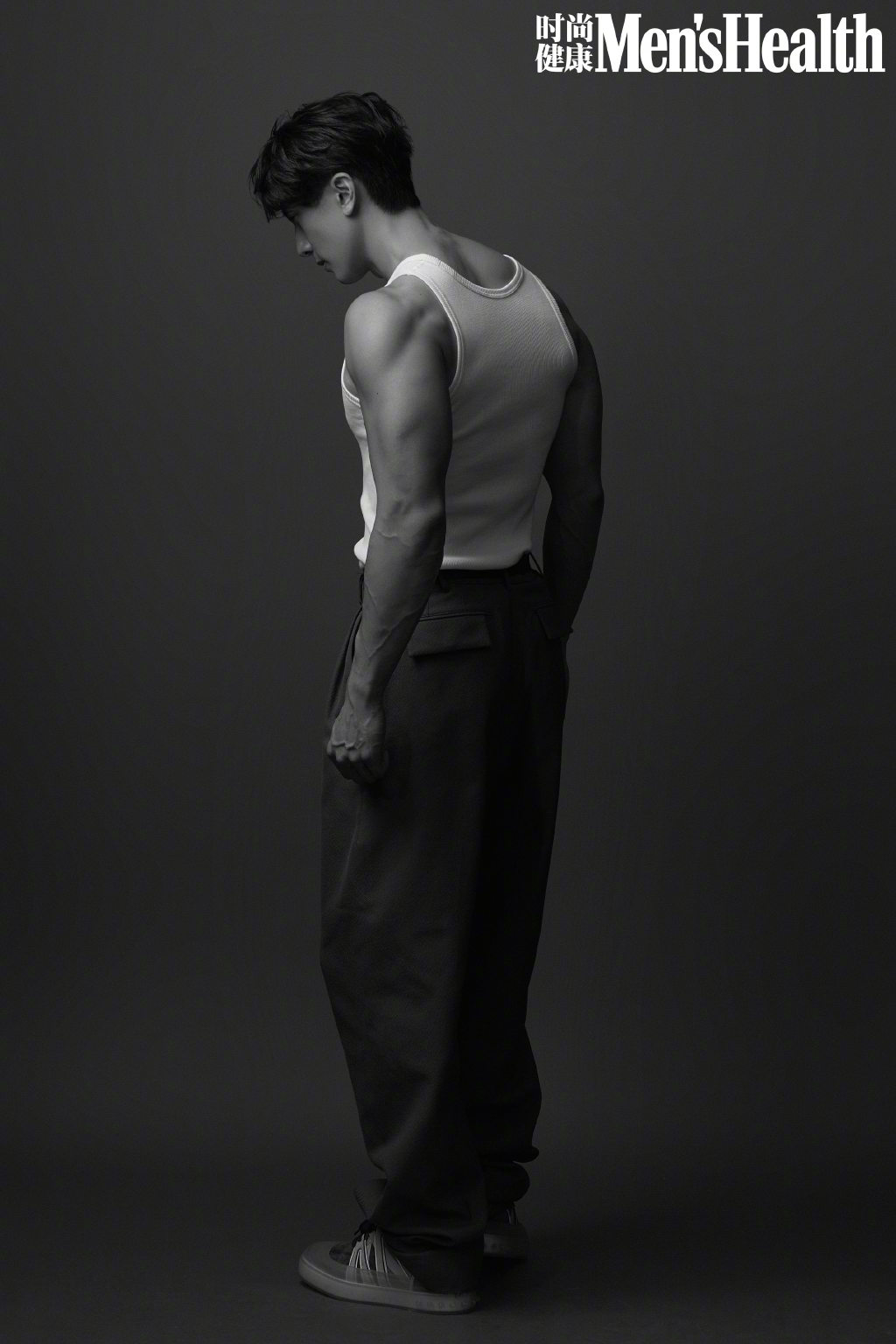 吴尊保持了20多几年的腹肌，自控与自律的运动型男吴尊最新杂志写真照图片