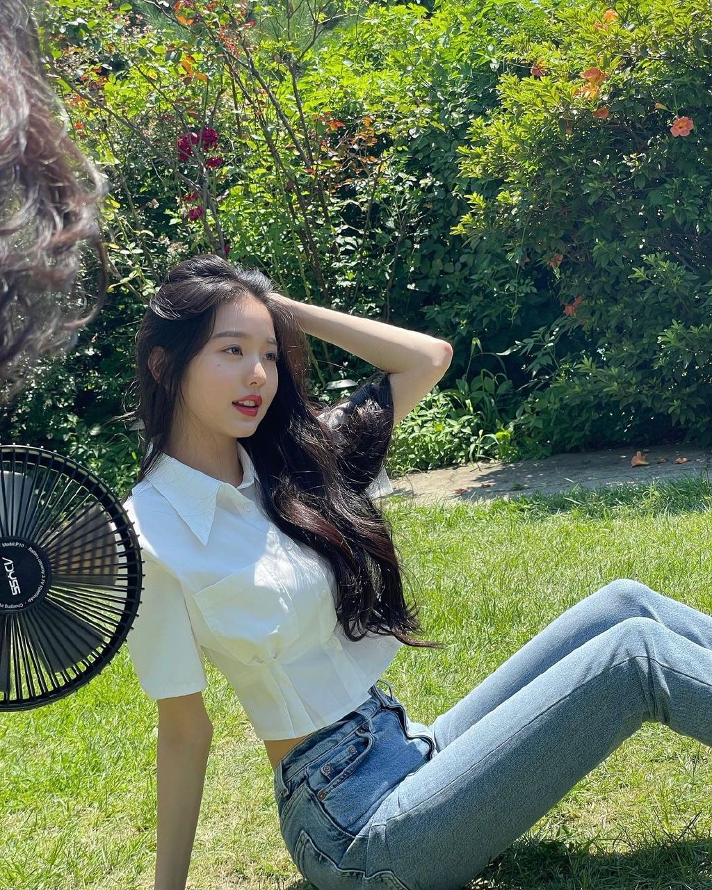 韩国女歌手张元英白衫牛仔裤穿搭户外阳光下写真拍摄花絮照片图片