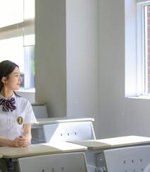 赵丽颖重回校园化身元气学院风少女，清新文艺白衣短裙制服着身，明媚动人组图1