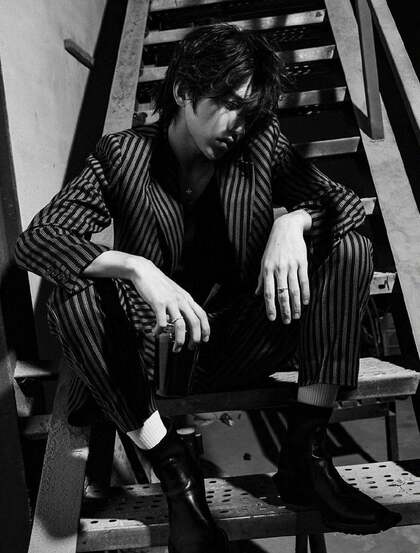 蔡徐坤慵懒安静氛围感满满秋装穿搭楼梯间帅气黑白写真图片