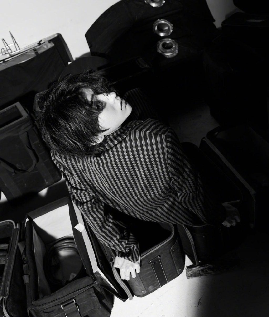 蔡徐坤慵懒安静氛围感满满秋装穿搭楼梯间帅气黑白写真图片图片