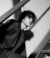 蔡徐坤慵懒安静氛围感满满秋装穿搭楼梯间帅气黑白写真图片组图7