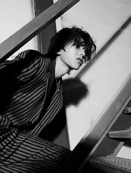 蔡徐坤慵懒安静氛围感满满秋装穿搭楼梯间帅气黑白写真图片