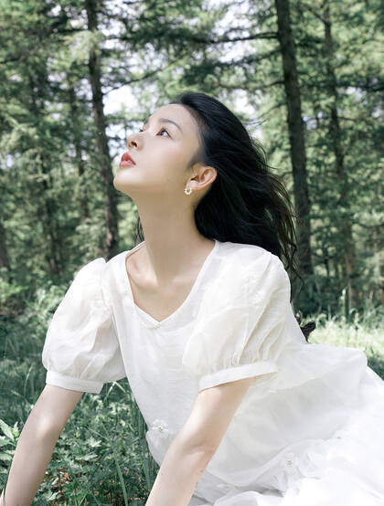 陈瑶初秋森系写真，着清新简约白裙，感受户外秋日的微凉