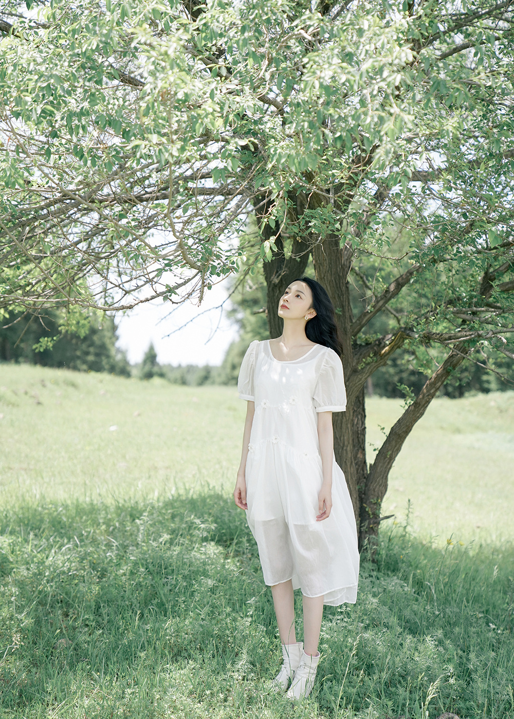 陈瑶初秋森系写真，着清新简约白裙，感受户外秋日的微凉图片