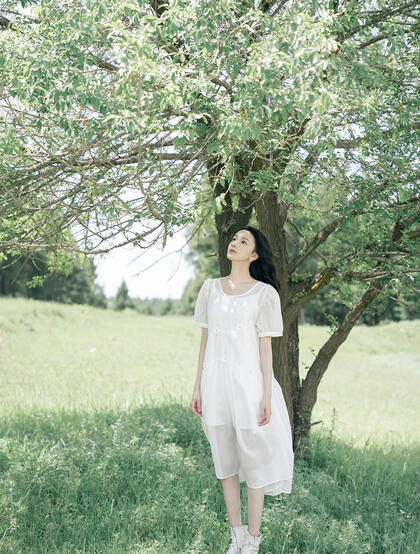陈瑶初秋森系写真，着清新简约白裙，感受户外秋日的微凉