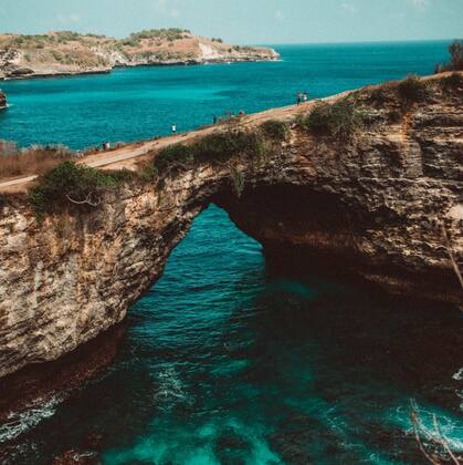 自然形成海上拱门，大自然的鬼斧神工，努沙佩尼达岛的天仙裂痕唯美图片